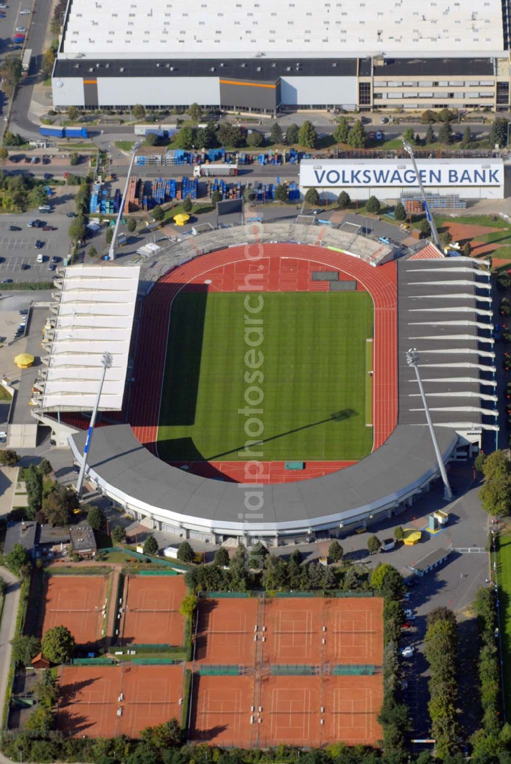 Braunschweig from above - Das Stadion an der Hamburger Straße in Braunschweig hat 23.500 Plätze, davon 10.000 überdachte Sitzplätze und 10.000 überdachte Stehplätze. Es ist das Heimatstadion des Fußball-Zweitligisten Eintracht Braunschweig und des American-Football Bundesligisten Braunschweig Lions. 1995 wurde das Stadion komplett umgebaut. Neue Flutlichtmasten wurden errichtet und die alte Südkurve wurde abgerissen und mit überdachten Stehplätzen wieder aufgebaut. Die Gegengerade, die bisher 10.000 Steh- und 2.000 Sitzplätze bot, wurde zur Sitzplatztribüne. Die Einweihung der Anzeigetafel am 3. November 1996 beendete die Arbeiten zur Grundrenovierung des Stadions.Im Rahmen eines weiteren Umbaus soll das Stadion weiter modernisiert werden. Die Kapazität auf der Haupttribüne wird weiter gesenkt (um etwa 1000 überdachte Sitzplätze), und der gewonnene Platz weicht modernen Businnes-Logen, die eine bessere Vermarktung des Stadions garantieren, aber auch die ansässigen Fussball- bzw. Footballvereine in eine wirtschaftlich stabilere Lage bringen sollen. Im Gegenzug dazu wird ab 2008 die Nordtribüne auf das Niveau der Südkurve ausgebaut sowie die Lücke zwischen der Südkurve und der Haupttribüne geschlossen werden, sodass die Kapazität des Stadions auf etwa 30.000 überdachte Sitz- und Stehplätze steigen wird. Das Stadion soll damit auch den Anforderungen der Fußball-Bundesliga genügen. Den Großteil der Kosten übernimmt die Stadt Braunschweig, jedoch wird bereits nach einem zahlungskräftigen Namenssponsor gesucht.Im Stadion finden auch viele Konzerte und Leichtathletikwettbewerbe statt.