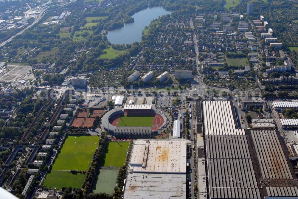 Braunschweig from the bird's eye view: Das Stadion an der Hamburger Straße in Braunschweig hat 23.500 Plätze, davon 10.000 überdachte Sitzplätze und 10.000 überdachte Stehplätze. Es ist das Heimatstadion des Fußball-Zweitligisten Eintracht Braunschweig und des American-Football Bundesligisten Braunschweig Lions. 1995 wurde das Stadion komplett umgebaut. Neue Flutlichtmasten wurden errichtet und die alte Südkurve wurde abgerissen und mit überdachten Stehplätzen wieder aufgebaut. Die Gegengerade, die bisher 10.000 Steh- und 2.000 Sitzplätze bot, wurde zur Sitzplatztribüne. Die Einweihung der Anzeigetafel am 3. November 1996 beendete die Arbeiten zur Grundrenovierung des Stadions.Im Rahmen eines weiteren Umbaus soll das Stadion weiter modernisiert werden. Die Kapazität auf der Haupttribüne wird weiter gesenkt (um etwa 1000 überdachte Sitzplätze), und der gewonnene Platz weicht modernen Businnes-Logen, die eine bessere Vermarktung des Stadions garantieren, aber auch die ansässigen Fussball- bzw. Footballvereine in eine wirtschaftlich stabilere Lage bringen sollen. Im Gegenzug dazu wird ab 2008 die Nordtribüne auf das Niveau der Südkurve ausgebaut sowie die Lücke zwischen der Südkurve und der Haupttribüne geschlossen werden, sodass die Kapazität des Stadions auf etwa 30.000 überdachte Sitz- und Stehplätze steigen wird. Das Stadion soll damit auch den Anforderungen der Fußball-Bundesliga genügen. Den Großteil der Kosten übernimmt die Stadt Braunschweig, jedoch wird bereits nach einem zahlungskräftigen Namenssponsor gesucht.Im Stadion finden auch viele Konzerte und Leichtathletikwettbewerbe statt.