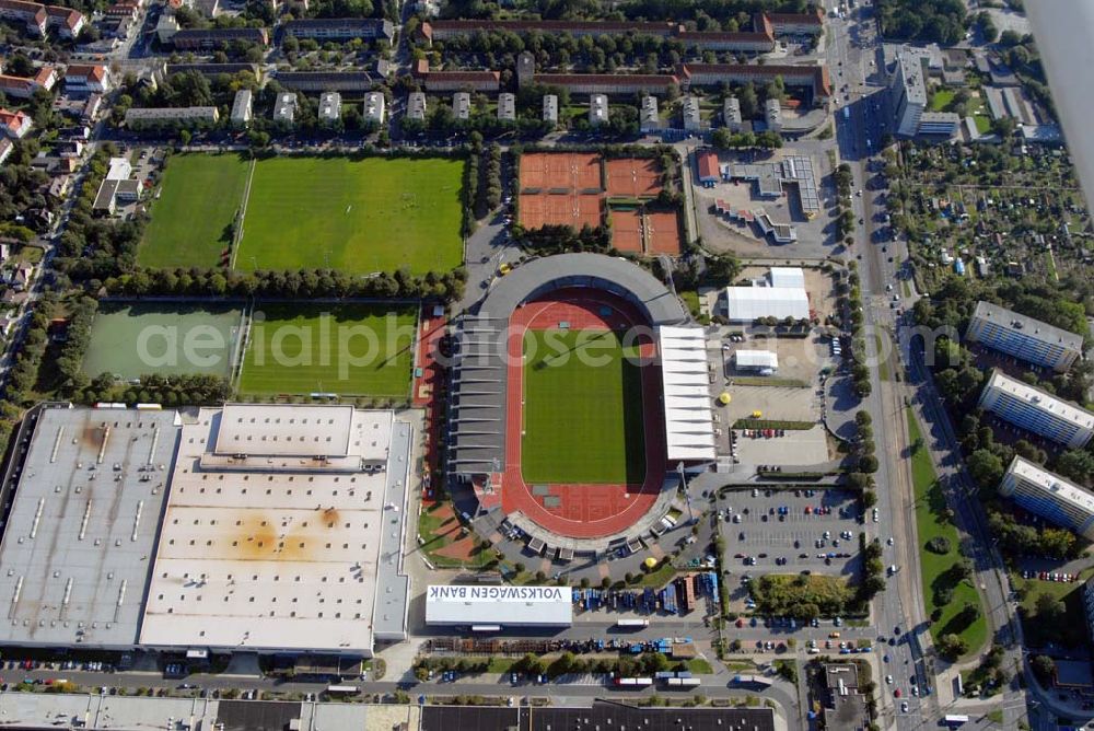 Aerial image Braunschweig - Das Stadion an der Hamburger Straße in Braunschweig hat 23.500 Plätze, davon 10.000 überdachte Sitzplätze und 10.000 überdachte Stehplätze. Es ist das Heimatstadion des Fußball-Zweitligisten Eintracht Braunschweig und des American-Football Bundesligisten Braunschweig Lions. 1995 wurde das Stadion komplett umgebaut. Neue Flutlichtmasten wurden errichtet und die alte Südkurve wurde abgerissen und mit überdachten Stehplätzen wieder aufgebaut. Die Gegengerade, die bisher 10.000 Steh- und 2.000 Sitzplätze bot, wurde zur Sitzplatztribüne. Die Einweihung der Anzeigetafel am 3. November 1996 beendete die Arbeiten zur Grundrenovierung des Stadions.Im Rahmen eines weiteren Umbaus soll das Stadion weiter modernisiert werden. Die Kapazität auf der Haupttribüne wird weiter gesenkt (um etwa 1000 überdachte Sitzplätze), und der gewonnene Platz weicht modernen Businnes-Logen, die eine bessere Vermarktung des Stadions garantieren, aber auch die ansässigen Fussball- bzw. Footballvereine in eine wirtschaftlich stabilere Lage bringen sollen. Im Gegenzug dazu wird ab 2008 die Nordtribüne auf das Niveau der Südkurve ausgebaut sowie die Lücke zwischen der Südkurve und der Haupttribüne geschlossen werden, sodass die Kapazität des Stadions auf etwa 30.000 überdachte Sitz- und Stehplätze steigen wird. Das Stadion soll damit auch den Anforderungen der Fußball-Bundesliga genügen. Den Großteil der Kosten übernimmt die Stadt Braunschweig, jedoch wird bereits nach einem zahlungskräftigen Namenssponsor gesucht.Im Stadion finden auch viele Konzerte und Leichtathletikwettbewerbe statt.