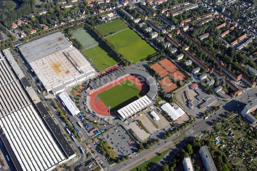 Aerial photograph Braunschweig - Das Stadion an der Hamburger Straße in Braunschweig hat 23.500 Plätze, davon 10.000 überdachte Sitzplätze und 10.000 überdachte Stehplätze. Es ist das Heimatstadion des Fußball-Zweitligisten Eintracht Braunschweig und des American-Football Bundesligisten Braunschweig Lions. 1995 wurde das Stadion komplett umgebaut. Neue Flutlichtmasten wurden errichtet und die alte Südkurve wurde abgerissen und mit überdachten Stehplätzen wieder aufgebaut. Die Gegengerade, die bisher 10.000 Steh- und 2.000 Sitzplätze bot, wurde zur Sitzplatztribüne. Die Einweihung der Anzeigetafel am 3. November 1996 beendete die Arbeiten zur Grundrenovierung des Stadions.Im Rahmen eines weiteren Umbaus soll das Stadion weiter modernisiert werden. Die Kapazität auf der Haupttribüne wird weiter gesenkt (um etwa 1000 überdachte Sitzplätze), und der gewonnene Platz weicht modernen Businnes-Logen, die eine bessere Vermarktung des Stadions garantieren, aber auch die ansässigen Fussball- bzw. Footballvereine in eine wirtschaftlich stabilere Lage bringen sollen. Im Gegenzug dazu wird ab 2008 die Nordtribüne auf das Niveau der Südkurve ausgebaut sowie die Lücke zwischen der Südkurve und der Haupttribüne geschlossen werden, sodass die Kapazität des Stadions auf etwa 30.000 überdachte Sitz- und Stehplätze steigen wird. Das Stadion soll damit auch den Anforderungen der Fußball-Bundesliga genügen. Den Großteil der Kosten übernimmt die Stadt Braunschweig, jedoch wird bereits nach einem zahlungskräftigen Namenssponsor gesucht.Im Stadion finden auch viele Konzerte und Leichtathletikwettbewerbe statt.