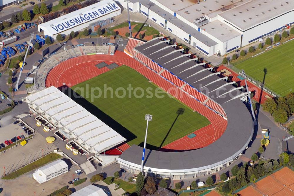 Braunschweig from above - Das Stadion an der Hamburger Straße in Braunschweig hat 23.500 Plätze, davon 10.000 überdachte Sitzplätze und 10.000 überdachte Stehplätze. Es ist das Heimatstadion des Fußball-Zweitligisten Eintracht Braunschweig und des American-Football Bundesligisten Braunschweig Lions. 1995 wurde das Stadion komplett umgebaut. Neue Flutlichtmasten wurden errichtet und die alte Südkurve wurde abgerissen und mit überdachten Stehplätzen wieder aufgebaut. Die Gegengerade, die bisher 10.000 Steh- und 2.000 Sitzplätze bot, wurde zur Sitzplatztribüne. Die Einweihung der Anzeigetafel am 3. November 1996 beendete die Arbeiten zur Grundrenovierung des Stadions. Im Rahmen eines weiteren Umbaus soll das Stadion weiter modernisiert werden. Die Kapazität auf der Haupttribüne wird weiter gesenkt (um etwa 1000 überdachte Sitzplätze), und der gewonnene Platz weicht modernen Businnes-Logen, die eine bessere Vermarktung des Stadions garantieren, aber auch die ansässigen Fussball- bzw. Footballvereine in eine wirtschaftlich stabilere Lage bringen sollen. Im Gegenzug dazu wird ab 2008 die Nordtribüne auf das Niveau der Südkurve ausgebaut sowie die Lücke zwischen der Südkurve und der Haupttribüne geschlossen werden, sodass die Kapazität des Stadions auf etwa 30.000 überdachte Sitz- und Stehplätze steigen wird. Das Stadion soll damit auch den Anforderungen der Fußball-Bundesliga genügen. Den Großteil der Kosten übernimmt die Stadt Braunschweig, jedoch wird bereits nach einem zahlungskräftigen Namenssponsor gesucht. Im Stadion finden auch viele Konzerte und Leichtathletikwettbewerbe statt.