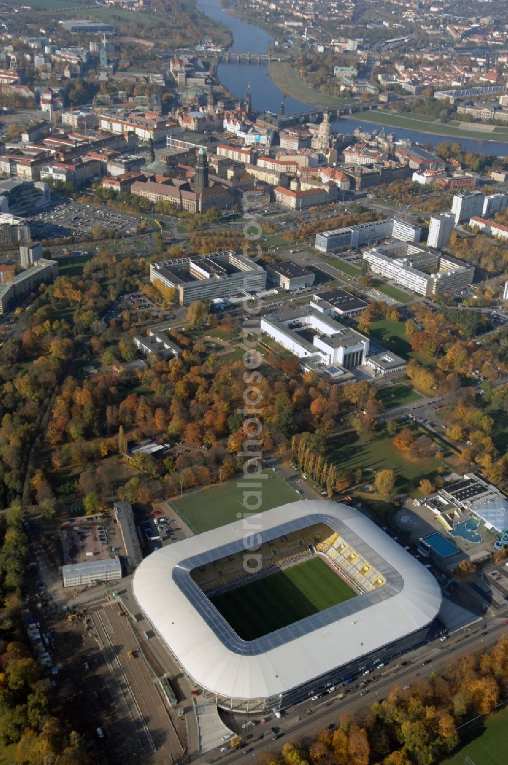 Aerial photograph Dresden - View of the stadium in Dresden in the state Saxony. The football stadium had to Lennéstreet over time the name of Rudolf-Harbig-Stadion, Dynamo Stadium and Gluecksgas Stadium