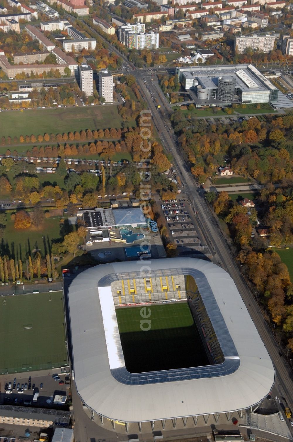 Aerial photograph Dresden - View of the stadium in Dresden in the state Saxony. The football stadium had to Lennéstreet over time the name of Rudolf-Harbig-Stadion, Dynamo Stadium and Gluecksgas Stadium