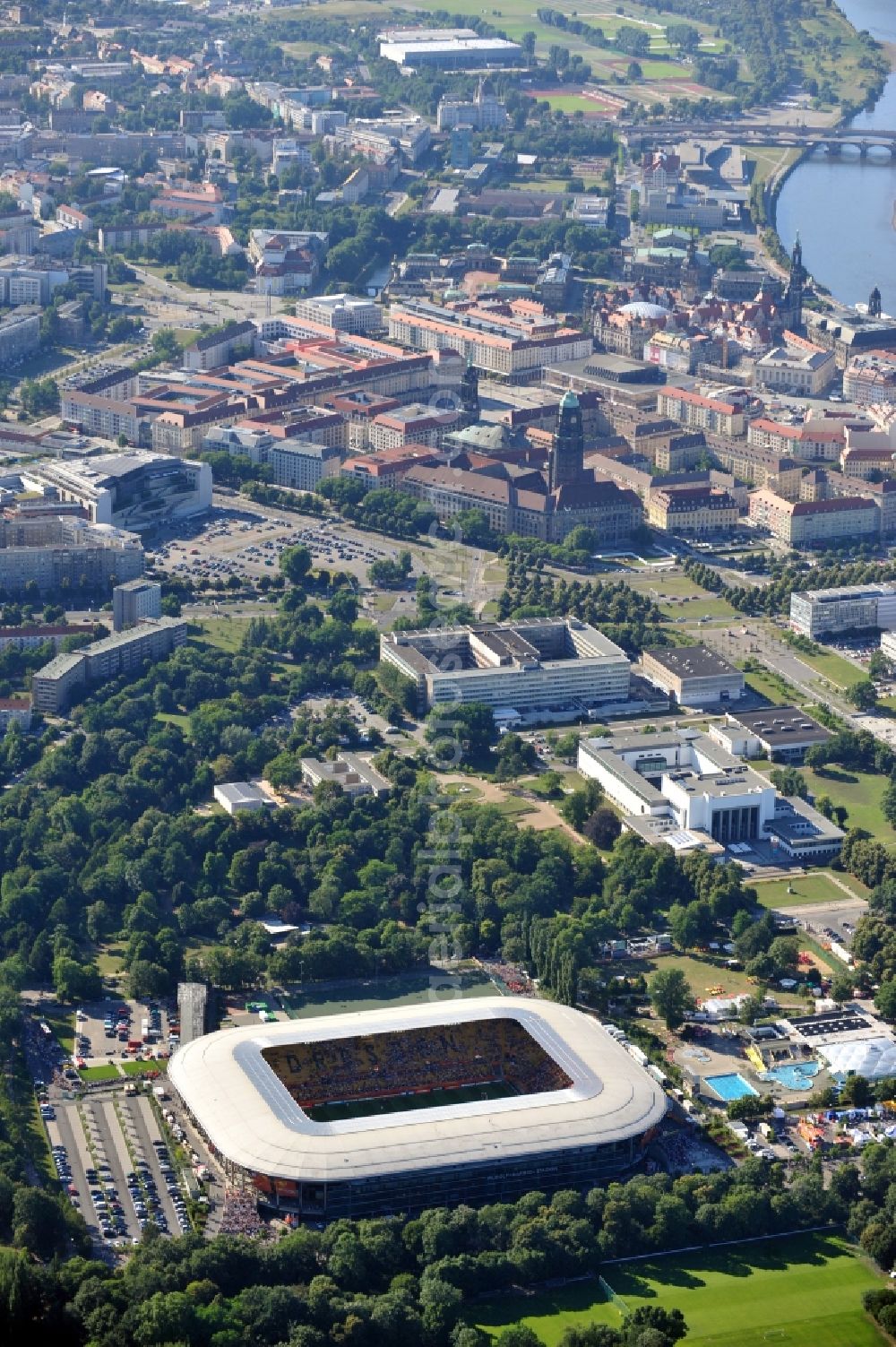 Dresden from the bird's eye view: View of the stadium in Dresden in the state Saxony. The football stadium had to Lennéstreet over time the name of Rudolf-Harbig-Stadion, Dynamo Stadium and Gluecksgas Stadium