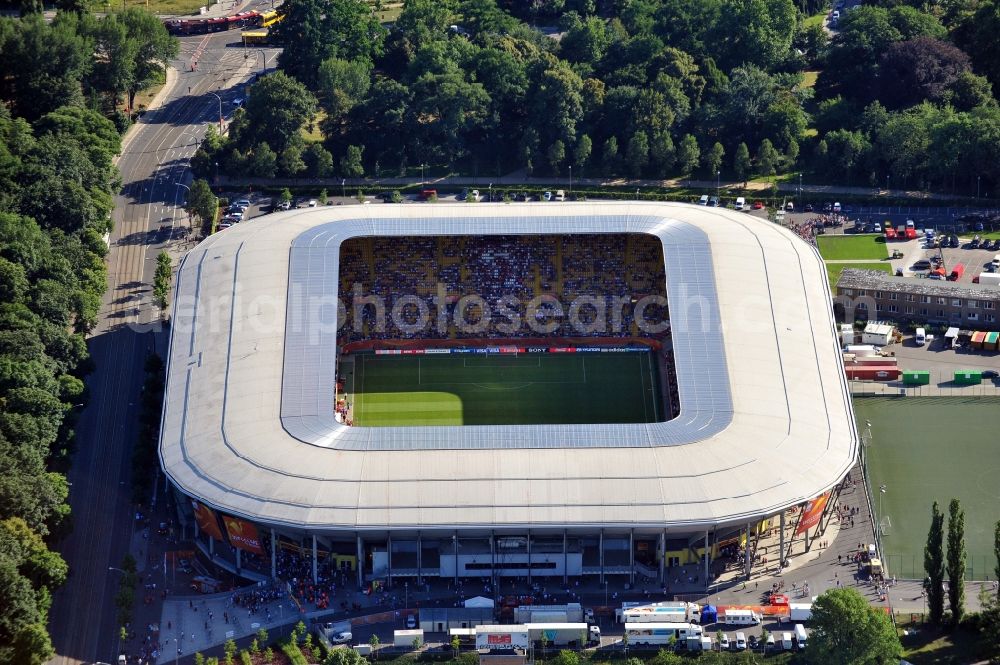 Aerial photograph Dresden - View of the stadium in Dresden in the state Saxony. The football stadium had to Lennéstreet over time the name of Rudolf-Harbig-Stadion, Dynamo Stadium and Gluecksgas Stadium