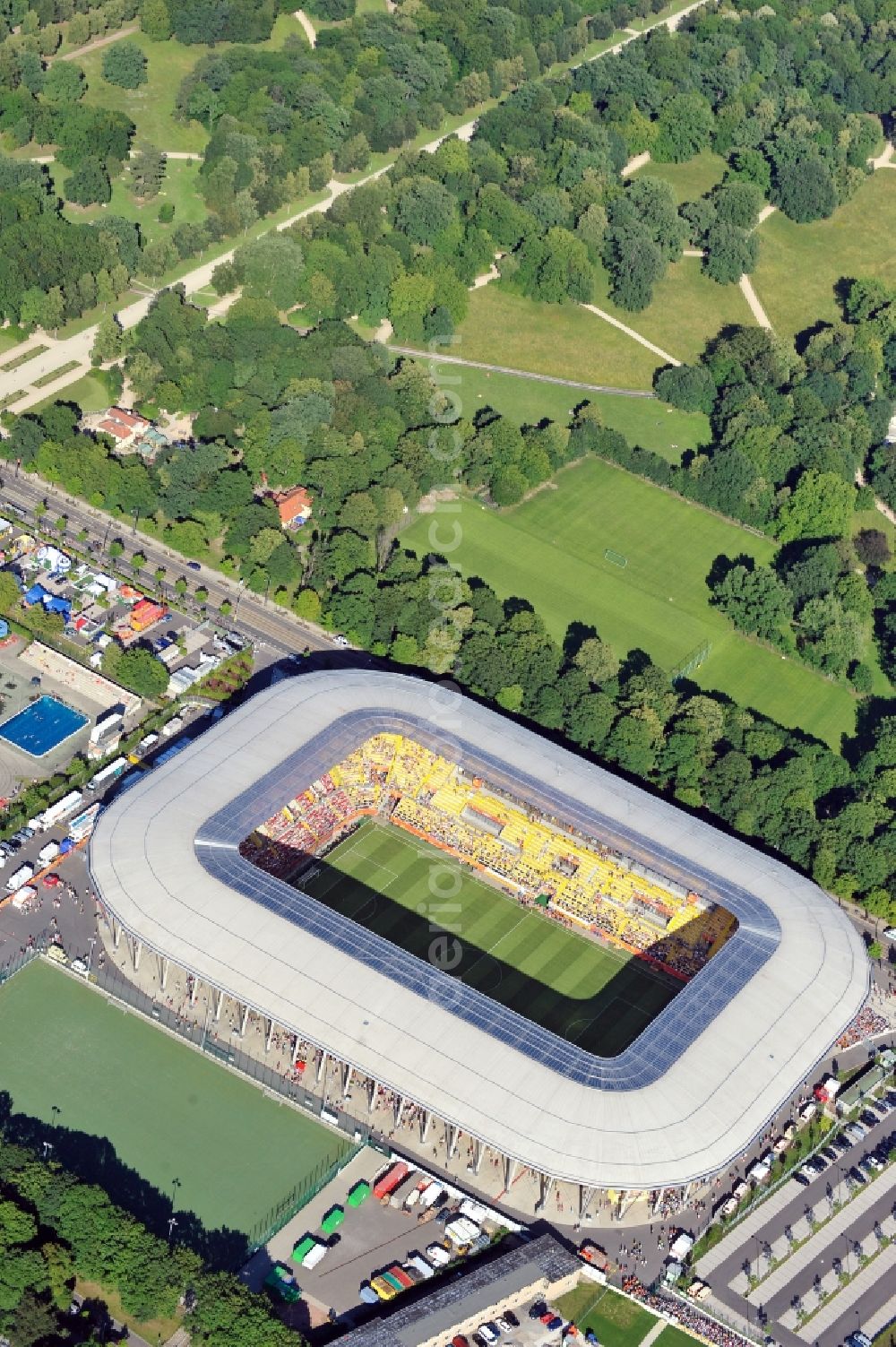 Aerial photograph Dresden - View of the stadium in Dresden in the state Saxony. The football stadium had to Lennéstreet over time the name of Rudolf-Harbig-Stadion, Dynamo Stadium and Gluecksgas Stadium