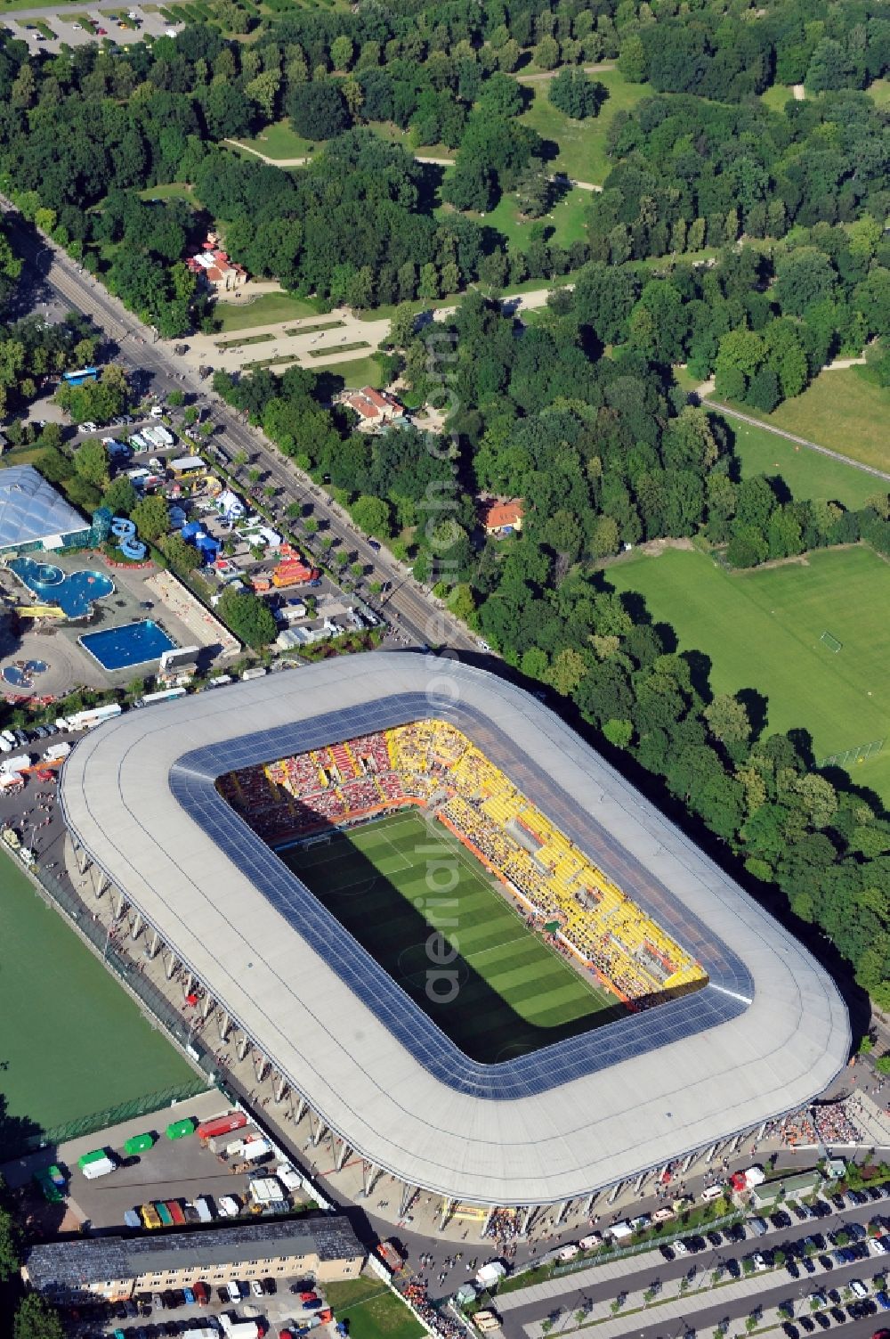 Dresden from the bird's eye view: View of the stadium in Dresden in the state Saxony. The football stadium had to Lennéstreet over time the name of Rudolf-Harbig-Stadion, Dynamo Stadium and Gluecksgas Stadium