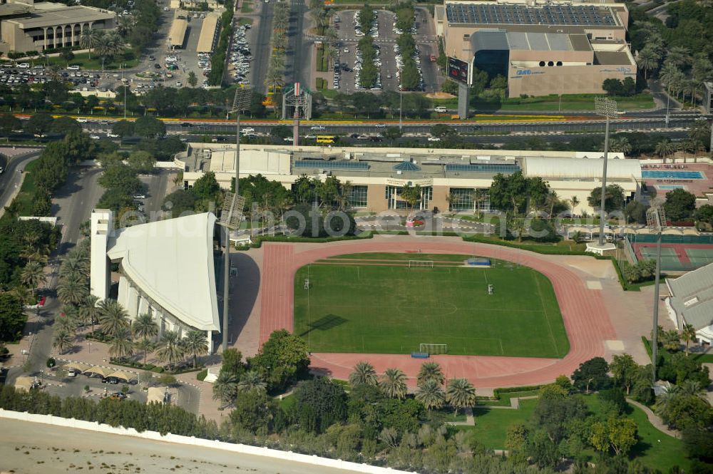 Dubai from above - Blick auf das Police Officers Club Stadium an der Sheikh Rashid Road in Dubai. Dieses multifunktionelle Stadion wurde 1996 eingeweiht und wird heute überwiegend für Fußball genutzt. Es hat eine Kapazität von 7,500 Personen. View of the Police Officers Club Stadium on Sheikh Rashid Road in Dubai. This multi-funktional stadium was built in 1996 and is mostly used for soccer nowadays. It holds 7,500 people.