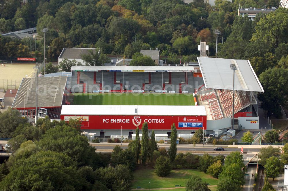 Cottbus from the bird's eye view: Das Stadion der Freundschaft ist ein Fußballstadion in Cottbus. Der FC Energie Cottbus trägt hier seine Heimspiele aus. Das gesamte Stadion hat aktuell ein Fassungsvermögen von 22.528 Zuschauern. Es bietet 10.949 überdachte Sitzplätze, 7.795 überdachte und 3.630 nicht überdachte Stehplätze, sowie 154 Plätze im Rollstuhl-Handicapbereich. Kontakt FC Energie Cottbus: Tel. +49(0)355 756950, Email: info@fcenergie.com