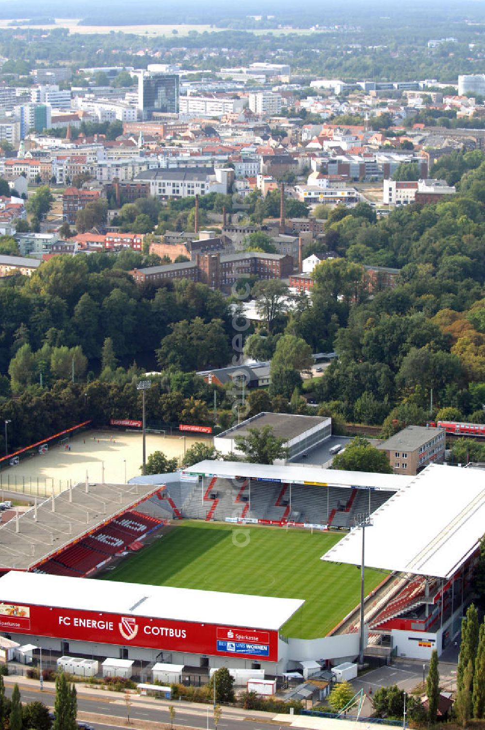 Aerial photograph Cottbus - Das Stadion der Freundschaft ist ein Fußballstadion in Cottbus. Der FC Energie Cottbus trägt hier seine Heimspiele aus. Das gesamte Stadion hat aktuell ein Fassungsvermögen von 22.528 Zuschauern. Es bietet 10.949 überdachte Sitzplätze, 7.795 überdachte und 3.630 nicht überdachte Stehplätze, sowie 154 Plätze im Rollstuhl-Handicapbereich. Kontakt FC Energie Cottbus: Tel. +49(0)355 756950, Email: info@fcenergie.com