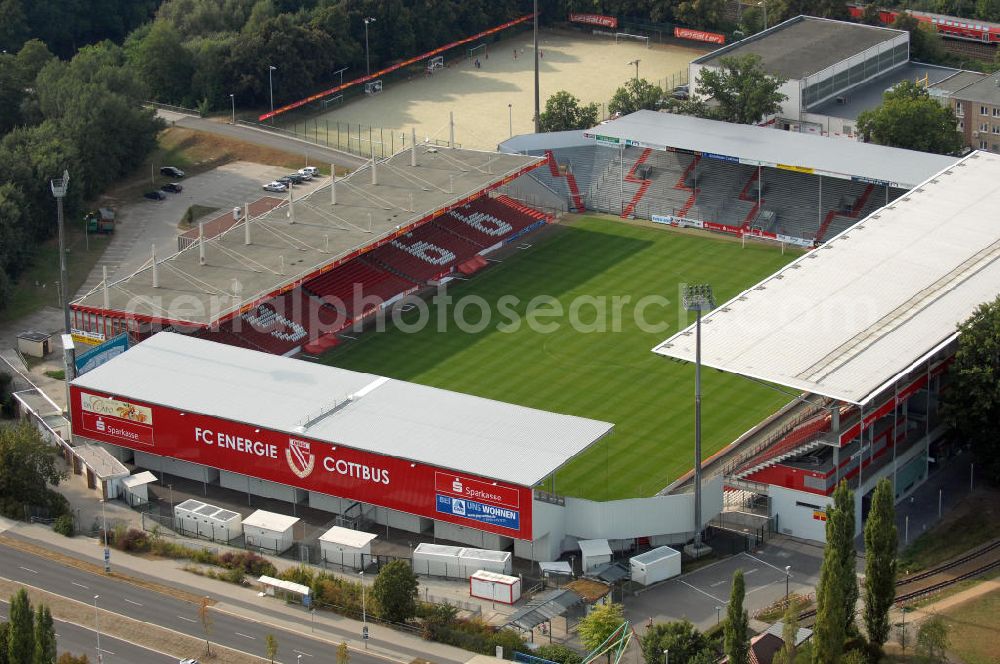 Cottbus from above - Das Stadion der Freundschaft ist ein Fußballstadion in Cottbus. Der FC Energie Cottbus trägt hier seine Heimspiele aus. Das gesamte Stadion hat aktuell ein Fassungsvermögen von 22.528 Zuschauern. Es bietet 10.949 überdachte Sitzplätze, 7.795 überdachte und 3.630 nicht überdachte Stehplätze, sowie 154 Plätze im Rollstuhl-Handicapbereich. Kontakt FC Energie Cottbus: Tel. +49(0)355 756950, Email: info@fcenergie.com