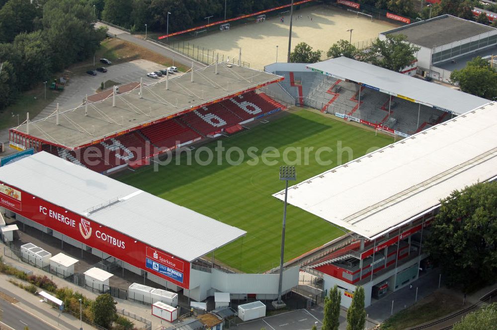 Cottbus from the bird's eye view: Das Stadion der Freundschaft ist ein Fußballstadion in Cottbus. Der FC Energie Cottbus trägt hier seine Heimspiele aus. Das gesamte Stadion hat aktuell ein Fassungsvermögen von 22.528 Zuschauern. Es bietet 10.949 überdachte Sitzplätze, 7.795 überdachte und 3.630 nicht überdachte Stehplätze, sowie 154 Plätze im Rollstuhl-Handicapbereich. Kontakt FC Energie Cottbus: Tel. +49(0)355 756950, Email: info@fcenergie.com