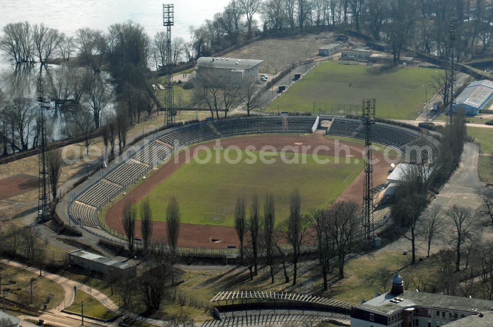 Aerial photograph Frankfurt (Oder) - Blick auf das Stadion der Freundschaft in Frankfurt (Oder). Das 1953 erbaute Stadion bietet Platz für 12.000 Zuschauer und ist die Heimspielstätte des Fußballklubs Frankfurter FC Viktoria 91. Im Hintergrund ist die Oder zu sehen. View of the Stadium of Friendship in Frankfurt (Oder). The stadium was built in 1953 and has space for 12,000 spectators. It is the home ground of football club FC Viktoria 91 Frankfurt. In the background the Oder River is visible.