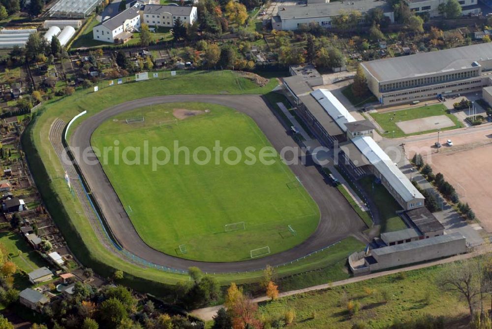 Meißen from above - Blick auf das Stadion Heiliger Grund in der Goethestraße 33, 01662 Meißen mit einem Rasenplatz (Großfeld/Fußball), Hartplatz (Großfeld/Fußball), Rundlaufbahn und Leichtathletikanlage MSV 08 e.V. Ansprechpartner: Herr Axel Sauer - Tel: (03521) 734490.