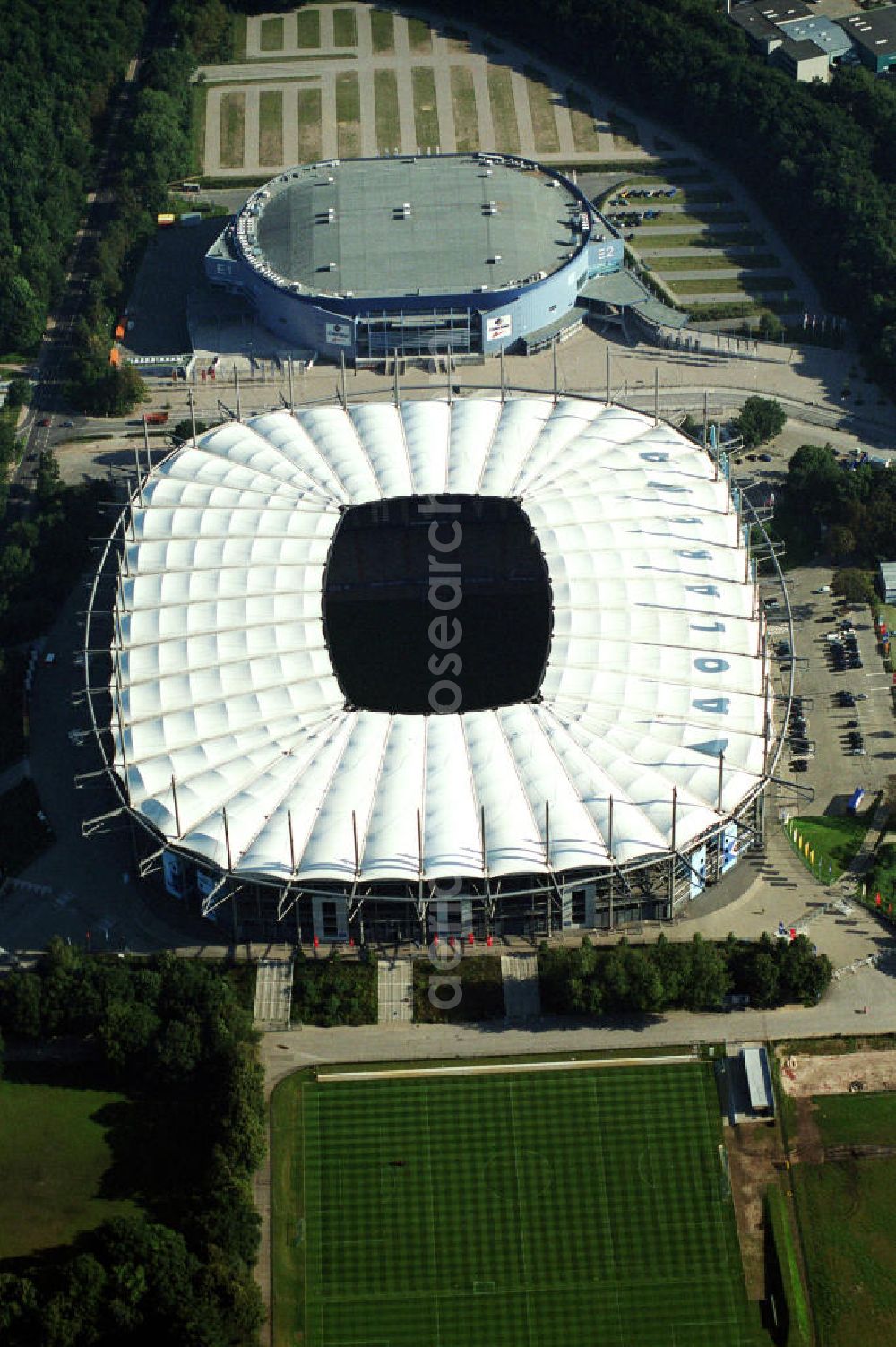 Hamburg from above - Blick auf das Stadion HSH Nordbank Arena. Diese ist eine Konzert- und Wettkampfstätte in Hamburg, die überwiegend vom Fußball-Bundesligisten Hamburger SV (HSV) genutzt wird und u.a. Austragungsort der Fußball-Weltmeisterschaft 2006 war. 2010 wird in der HSH Nordbank Arena das Finale des UEFA Cup stattfinden. Bis einschließlich 30. Juni 2001 trug es den Namen Volksparkstadion, bis einschließlich 3. Juli 2007 hieß es AOL Arena. Kontakt: HSH NORDBANK ARENA HAMBURG, HSV-Arena GmbH & CO. KG, Sylvesterallee 7, 22525 Hamburg, Tel. +49 (0)40 415531 10, Fax +49 (0)40 415531 20, e-mail: info@hsv-hshnordbank-arena.de