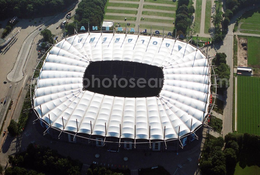 Aerial image Hamburg - Blick auf das Stadion HSH Nordbank Arena. Diese ist eine Konzert- und Wettkampfstätte in Hamburg, die überwiegend vom Fußball-Bundesligisten Hamburger SV (HSV) genutzt wird und u.a. Austragungsort der Fußball-Weltmeisterschaft 2006 war. 2010 wird in der HSH Nordbank Arena das Finale des UEFA Cup stattfinden. Bis einschließlich 30. Juni 2001 trug es den Namen Volksparkstadion, bis einschließlich 3. Juli 2007 hieß es AOL Arena. Kontakt: HSH NORDBANK ARENA HAMBURG, HSV-Arena GmbH & CO. KG, Sylvesterallee 7, 22525 Hamburg, Tel. +49 (0)40 415531 10, Fax +49 (0)40 415531 20, e-mail: info@hsv-hshnordbank-arena.de