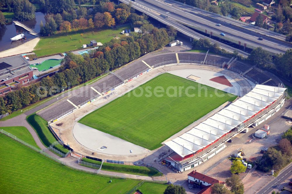 Oldenburg from the bird's eye view: Das Stadium am Marschweg in Oldenburg, Niedersachsen. Das Stadion ist Heimspielstätte des Fußballclubs VfB 1897. Derzeit finden Sarnierungsarbeiten an der Tartanbahn und der Dränage statt. Bauausführung durch die Strabag-Sportstättenbau GmbH. Stadium Marschweg in Oldenburg, Lower Saxony. Currently there are Construction sites at the tartan track.