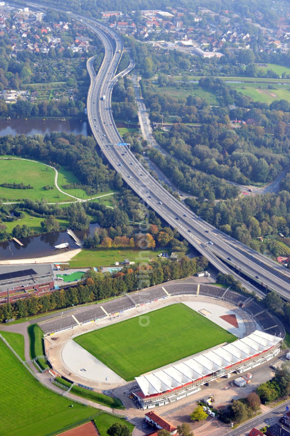 Aerial photograph Oldenburg - Das Stadium am Marschweg in Oldenburg, Niedersachsen. Das Stadion ist Heimspielstätte des Fußballclubs VfB 1897. Derzeit finden Sarnierungsarbeiten an der Tartanbahn und der Dränage statt. Bauausführung durch die Strabag-Sportstättenbau GmbH. Stadium Marschweg in Oldenburg, Lower Saxony. Currently there are Construction sites at the tartan track.