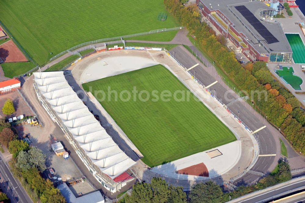 Oldenburg from the bird's eye view: Das Stadium am Marschweg in Oldenburg, Niedersachsen. Das Stadion ist Heimspielstätte des Fußballclubs VfB 1897. Derzeit finden Sarnierungsarbeiten an der Tartanbahn und der Dränage statt. Bauausführung durch die Strabag-Sportstättenbau GmbH. Stadium Marschweg in Oldenburg, Lower Saxony. Currently there are Construction sites at the tartan track.