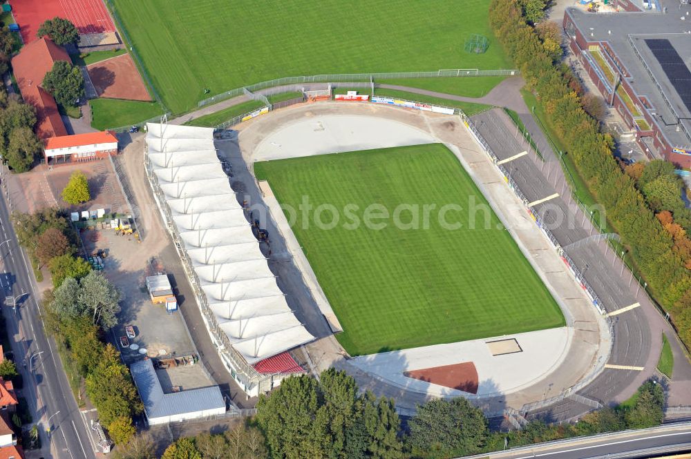 Aerial image Oldenburg - Das Stadium am Marschweg in Oldenburg, Niedersachsen. Das Stadion ist Heimspielstätte des Fußballclubs VfB 1897. Derzeit finden Sarnierungsarbeiten an der Tartanbahn und der Dränage statt. Bauausführung durch die Strabag-Sportstättenbau GmbH. Stadium Marschweg in Oldenburg, Lower Saxony. Currently there are Construction sites at the tartan track.