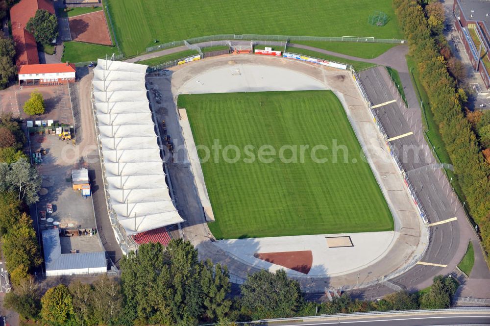 Aerial photograph Oldenburg - Das Stadium am Marschweg in Oldenburg, Niedersachsen. Das Stadion ist Heimspielstätte des Fußballclubs VfB 1897. Derzeit finden Sarnierungsarbeiten an der Tartanbahn und der Dränage statt. Bauausführung durch die Strabag-Sportstättenbau GmbH. Stadium Marschweg in Oldenburg, Lower Saxony. Currently there are Construction sites at the tartan track.