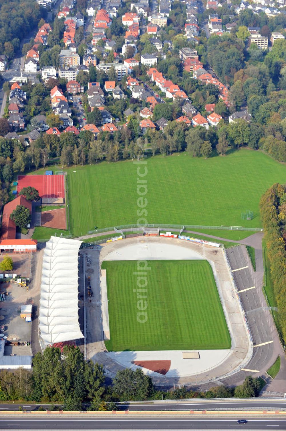 Oldenburg from above - Das Stadium am Marschweg in Oldenburg, Niedersachsen. Das Stadion ist Heimspielstätte des Fußballclubs VfB 1897. Derzeit finden Sarnierungsarbeiten an der Tartanbahn und der Dränage statt. Bauausführung durch die Strabag-Sportstättenbau GmbH. Stadium Marschweg in Oldenburg, Lower Saxony. Currently there are Construction sites at the tartan track.