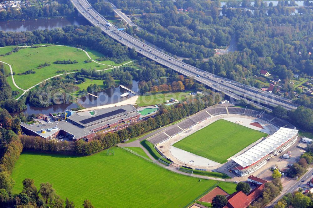 Oldenburg from the bird's eye view: Das Stadium am Marschweg neben dem Freibad bzw. Hallenbad OLantis Huntebad in Oldenburg, Niedersachsen. Das Stadion ist Heimspielstätte des Fußballclubs VfB 1897. Derzeit finden Sarnierungsarbeiten an der Tartanbahn und der Dränage statt. Bauausführung durch die Strabag-Sportstättenbau GmbH. Stadium Marschweg next to the indoor swimming pool OLantis Huntebad in Oldenburg, Lower Saxony. Currently there are Construction sites at the tartan track.