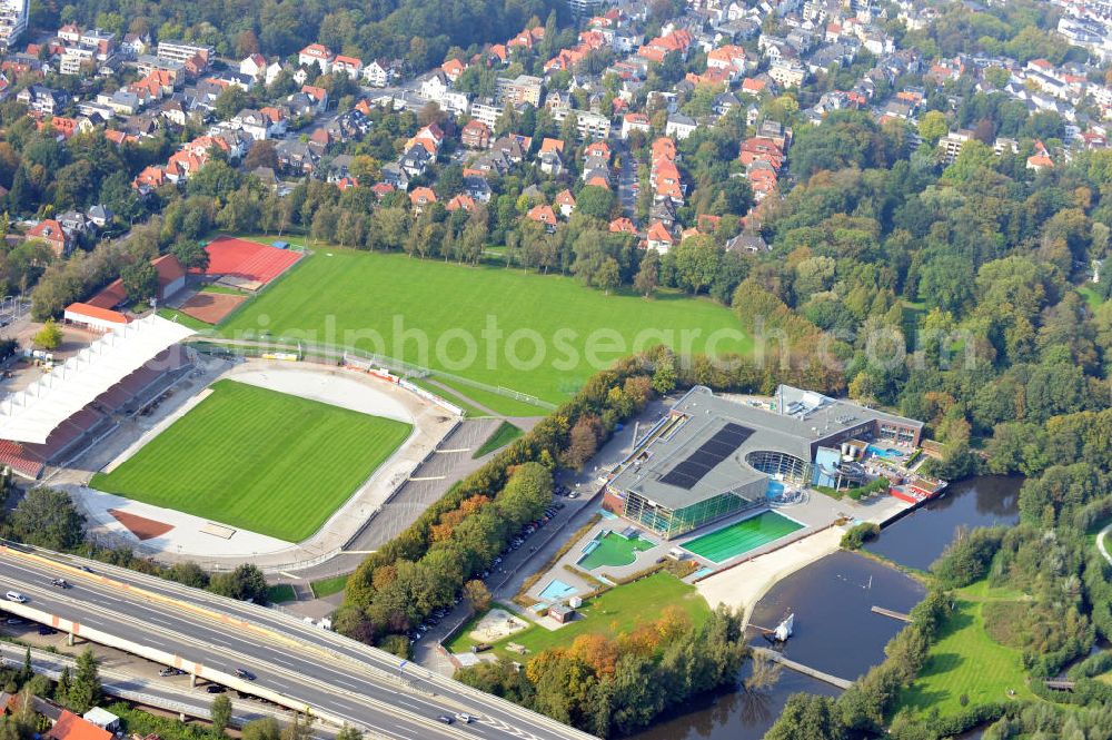 Aerial image Oldenburg - Das Stadium am Marschweg neben dem Freibad bzw. Hallenbad OLantis Huntebad in Oldenburg, Niedersachsen. Das Stadion ist Heimspielstätte des Fußballclubs VfB 1897. Derzeit finden Sarnierungsarbeiten an der Tartanbahn und der Dränage statt. Bauausführung durch die Strabag-Sportstättenbau GmbH. Stadium Marschweg next to the indoor swimming pool OLantis Huntebad in Oldenburg, Lower Saxony. Currently there are Construction sites at the tartan track.