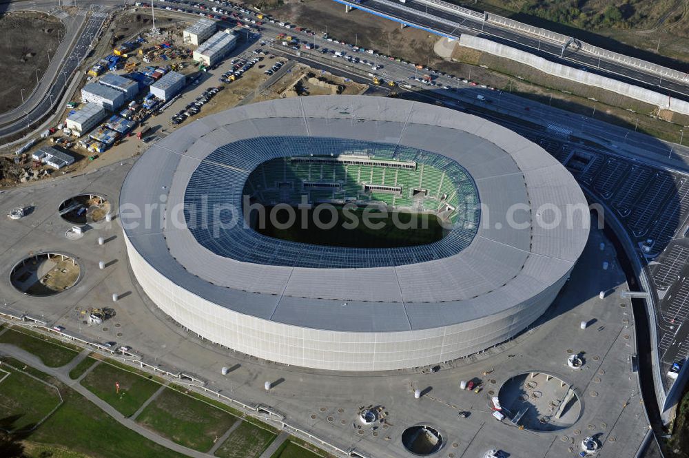 Wroclaw / Breslau from above - Das neu errichtete Stadion Miejski in Breslau, Niederschlesien in Polen. Das Fußballstadion ist ein Austragungsort der UEFA Fußball-Europameisterschaft EM 2012. Errichtet wurde der Stadion- Neubau durch das Bauunternehmen MAX Bögl nach Entwürfen des deutschen Architekturbüros JSK. The new built stadium Miejski in Wroclaw, Lower Silesia in Poland. The soccer stadium is a venue for the UEFA European Football Championship 2012. The stadium was built by the construction company Max Bögl designed by the German architects JSK.