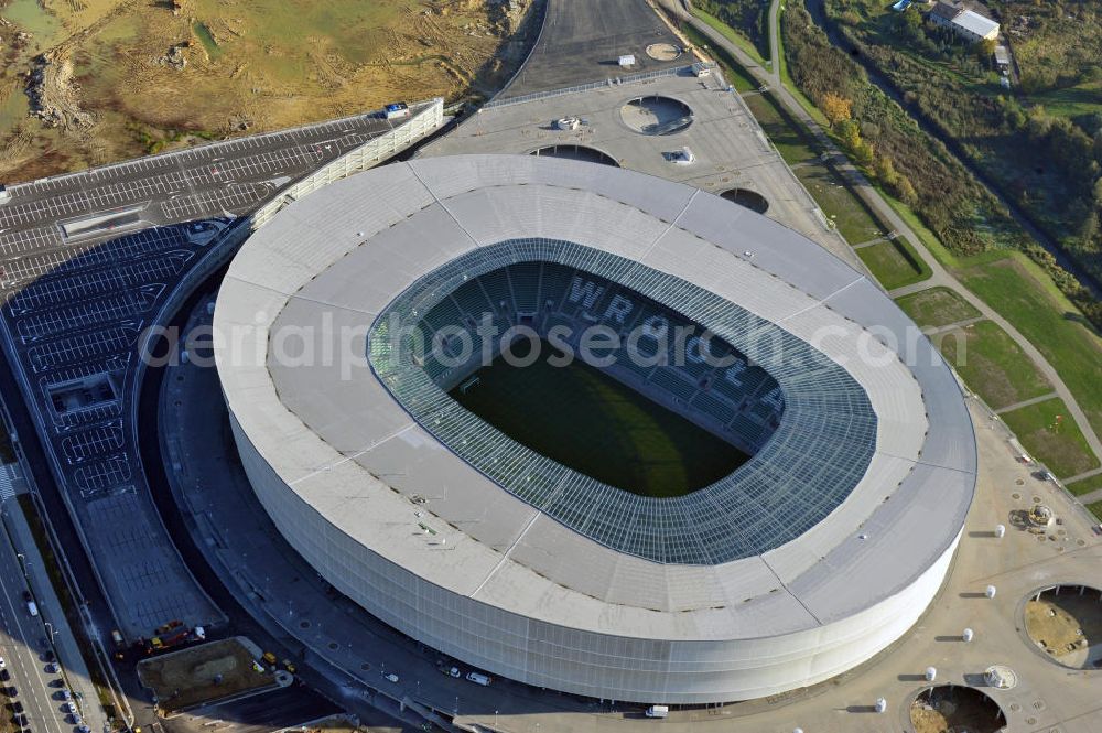 Wroclaw / Breslau from above - Das neu errichtete Stadion Miejski in Breslau, Niederschlesien in Polen. Das Fußballstadion ist ein Austragungsort der UEFA Fußball-Europameisterschaft EM 2012. Errichtet wurde der Stadion- Neubau durch das Bauunternehmen MAX Bögl nach Entwürfen des deutschen Architekturbüros JSK. The new built stadium Miejski in Wroclaw, Lower Silesia in Poland. The soccer stadium is a venue for the UEFA European Football Championship 2012. The stadium was built by the construction company Max Bögl designed by the German architects JSK.