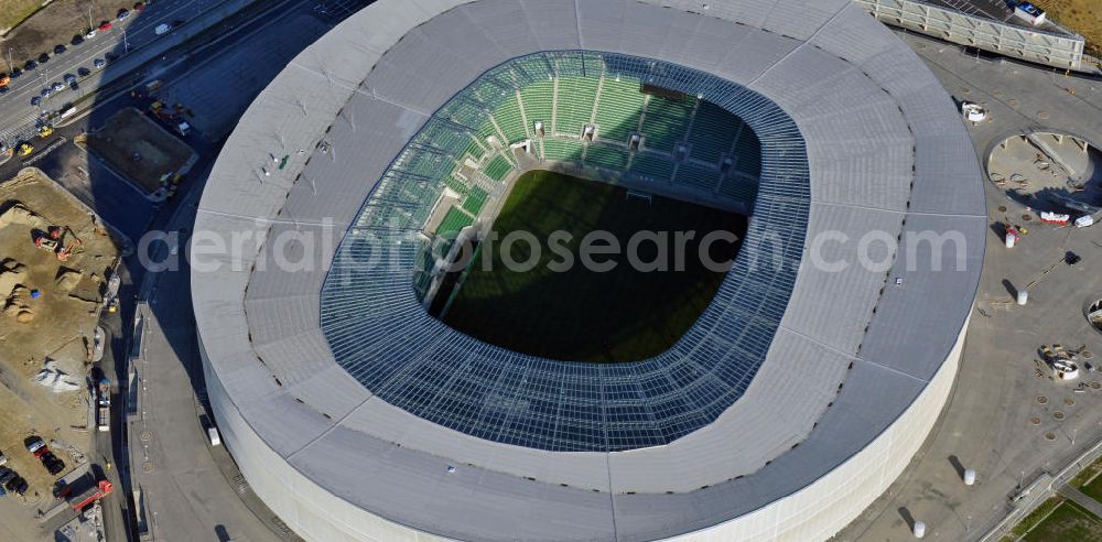 Wroclaw / Breslau from above - Das neu errichtete Stadion Miejski in Breslau, Niederschlesien in Polen. Das Fußballstadion ist ein Austragungsort der UEFA Fußball-Europameisterschaft EM 2012. Errichtet wurde der Stadion- Neubau durch das Bauunternehmen MAX Bögl nach Entwürfen des deutschen Architekturbüros JSK. The new built stadium Miejski in Wroclaw, Lower Silesia in Poland. The soccer stadium is a venue for the UEFA European Football Championship 2012. The stadium was built by the construction company Max Bögl designed by the German architects JSK.