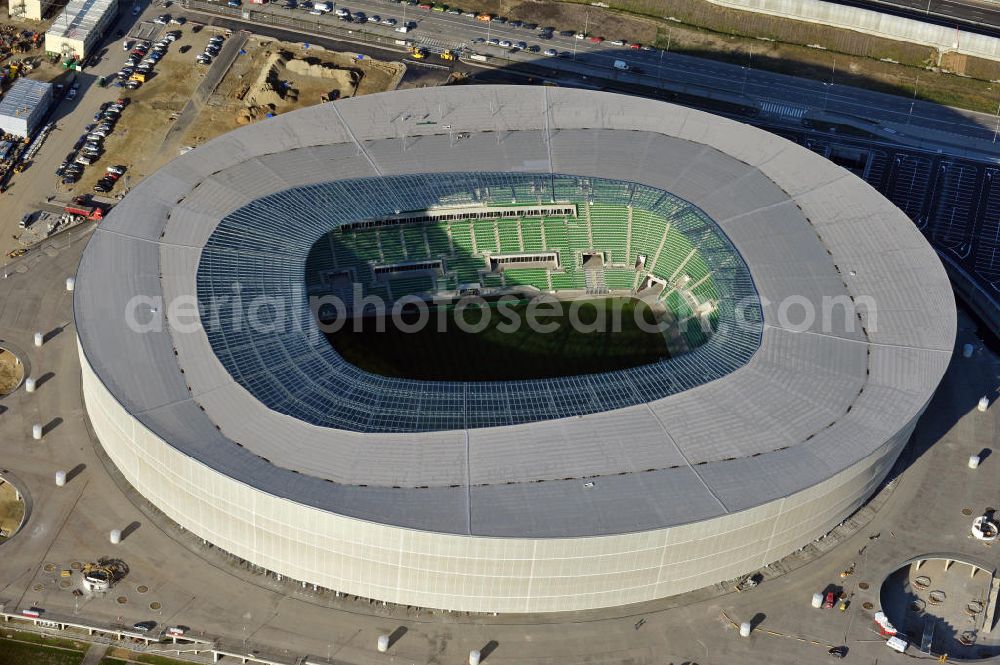 Wroclaw / Breslau from above - Das neu errichtete Stadion Miejski in Breslau, Niederschlesien in Polen. Das Fußballstadion ist ein Austragungsort der UEFA Fußball-Europameisterschaft EM 2012. Errichtet wurde der Stadion- Neubau durch das Bauunternehmen MAX Bögl nach Entwürfen des deutschen Architekturbüros JSK. The new built stadium Miejski in Wroclaw, Lower Silesia in Poland. The soccer stadium is a venue for the UEFA European Football Championship 2012. The stadium was built by the construction company Max Bögl designed by the German architects JSK.