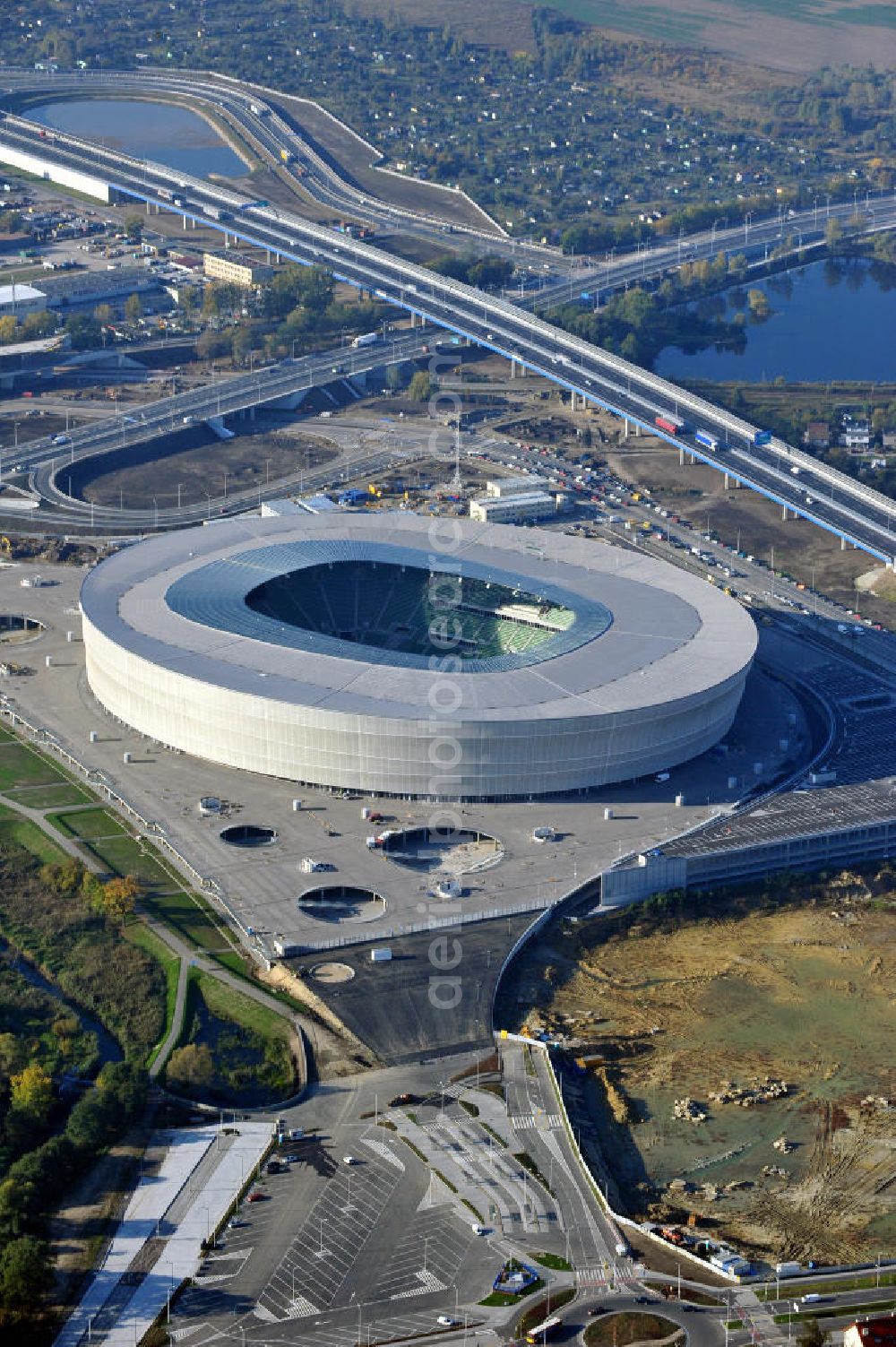 Wroclaw / Breslau from above - Das neu errichtete Stadion Miejski in Breslau, Niederschlesien in Polen. Das Fußballstadion ist ein Austragungsort der UEFA Fußball-Europameisterschaft EM 2012. Errichtet wurde der Stadion- Neubau durch das Bauunternehmen MAX Bögl nach Entwürfen des deutschen Architekturbüros JSK. The new built stadium Miejski in Wroclaw, Lower Silesia in Poland. The soccer stadium is a venue for the UEFA European Football Championship 2012. The stadium was built by the construction company Max Bögl designed by the German architects JSK.