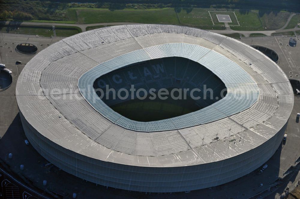 Wroclaw / Breslau from above - Das neu errichtete Stadion Miejski in Breslau, Niederschlesien in Polen. Das Fußballstadion ist ein Austragungsort der UEFA Fußball-Europameisterschaft EM 2012. Errichtet wurde der Stadion- Neubau durch das Bauunternehmen MAX Bögl nach Entwürfen des deutschen Architekturbüros JSK. The new built stadium Miejski in Wroclaw, Lower Silesia in Poland. The soccer stadium is a venue for the UEFA European Football Championship 2012. The stadium was built by the construction company Max Bögl designed by the German architects JSK.