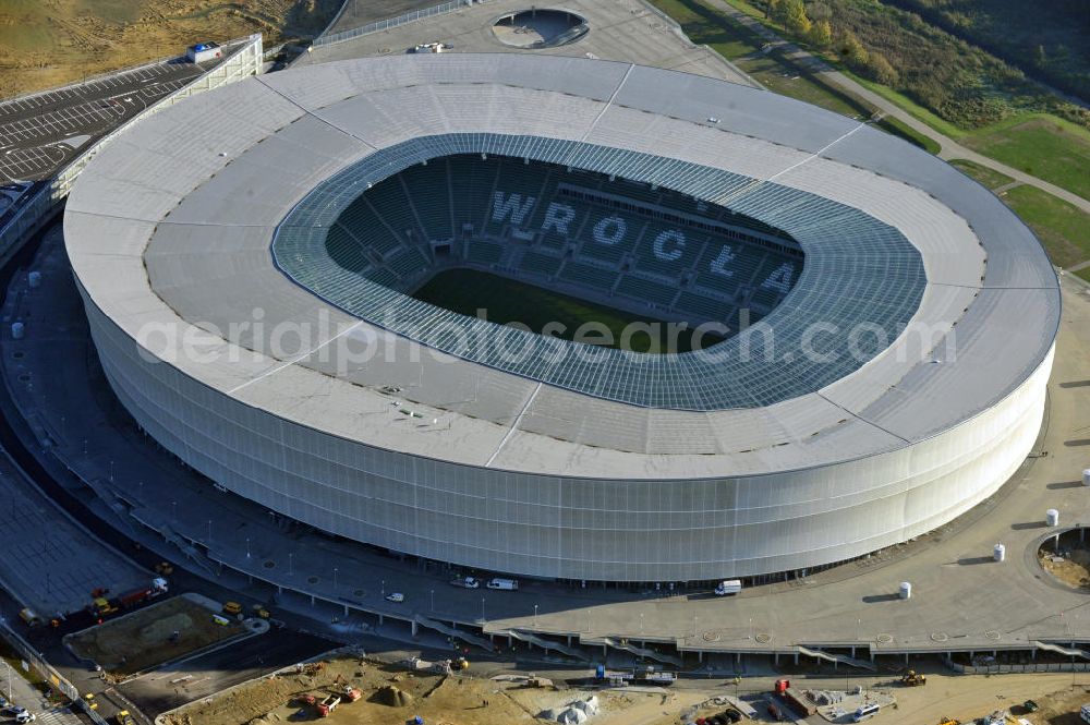 Wroclaw / Breslau from above - Das neu errichtete Stadion Miejski in Breslau, Niederschlesien in Polen. Das Fußballstadion ist ein Austragungsort der UEFA Fußball-Europameisterschaft EM 2012. Errichtet wurde der Stadion- Neubau durch das Bauunternehmen MAX Bögl nach Entwürfen des deutschen Architekturbüros JSK. The new built stadium Miejski in Wroclaw, Lower Silesia in Poland. The soccer stadium is a venue for the UEFA European Football Championship 2012. The stadium was built by the construction company Max Bögl designed by the German architects JSK.