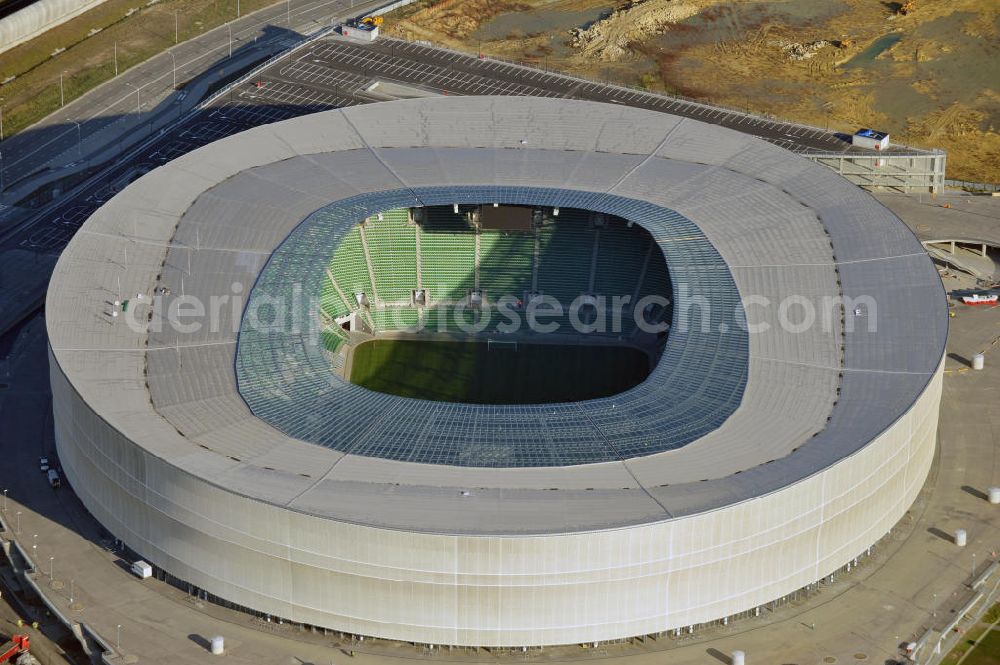 Wroclaw / Breslau from above - Das neu errichtete Stadion Miejski in Breslau, Niederschlesien in Polen. Das Fußballstadion ist ein Austragungsort der UEFA Fußball-Europameisterschaft EM 2012. Errichtet wurde der Stadion- Neubau durch das Bauunternehmen MAX Bögl nach Entwürfen des deutschen Architekturbüros JSK. The new built stadium Miejski in Wroclaw, Lower Silesia in Poland. The soccer stadium is a venue for the UEFA European Football Championship 2012. The stadium was built by the construction company Max Bögl designed by the German architects JSK.