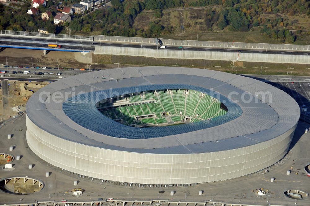 Wroclaw / Breslau from above - Das neu errichtete Stadion Miejski in Breslau, Niederschlesien in Polen. Das Fußballstadion ist ein Austragungsort der UEFA Fußball-Europameisterschaft EM 2012. Errichtet wurde der Stadion- Neubau durch das Bauunternehmen MAX Bögl nach Entwürfen des deutschen Architekturbüros JSK. The new built stadium Miejski in Wroclaw, Lower Silesia in Poland. The soccer stadium is a venue for the UEFA European Football Championship 2012. The stadium was built by the construction company Max Bögl designed by the German architects JSK.