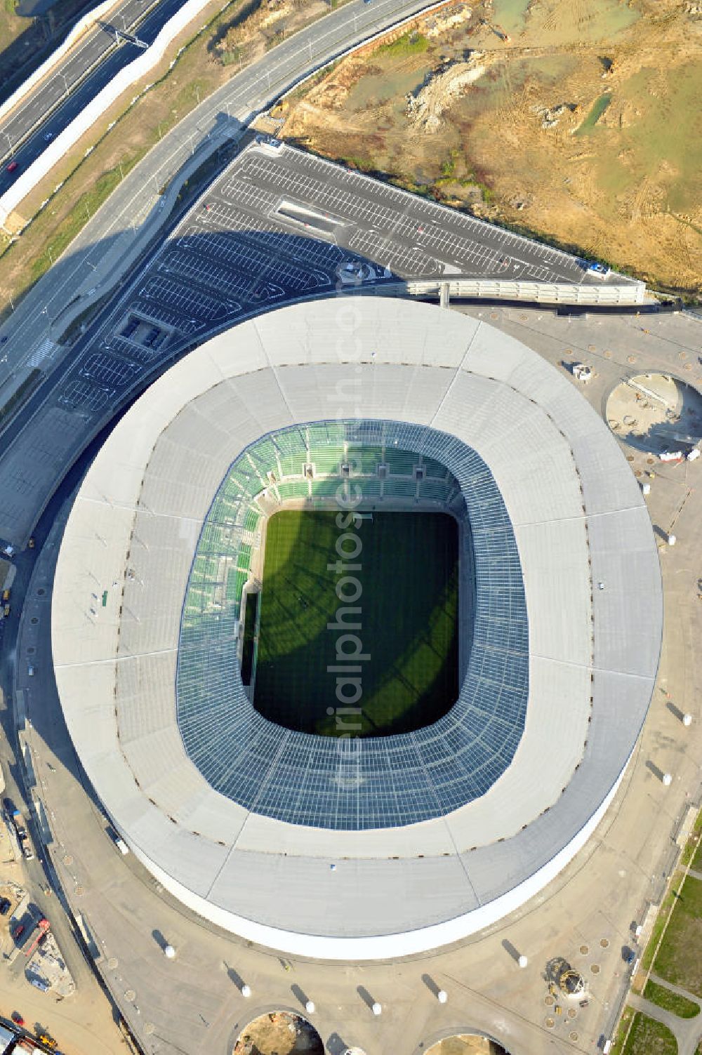 Wroclaw / Breslau from above - Das neu errichtete Stadion Miejski in Breslau, Niederschlesien in Polen. Das Fußballstadion ist ein Austragungsort der UEFA Fußball-Europameisterschaft EM 2012. Errichtet wurde der Stadion- Neubau durch das Bauunternehmen MAX Bögl nach Entwürfen des deutschen Architekturbüros JSK. The new built stadium Miejski in Wroclaw, Lower Silesia in Poland. The soccer stadium is a venue for the UEFA European Football Championship 2012. The stadium was built by the construction company Max Bögl designed by the German architects JSK.