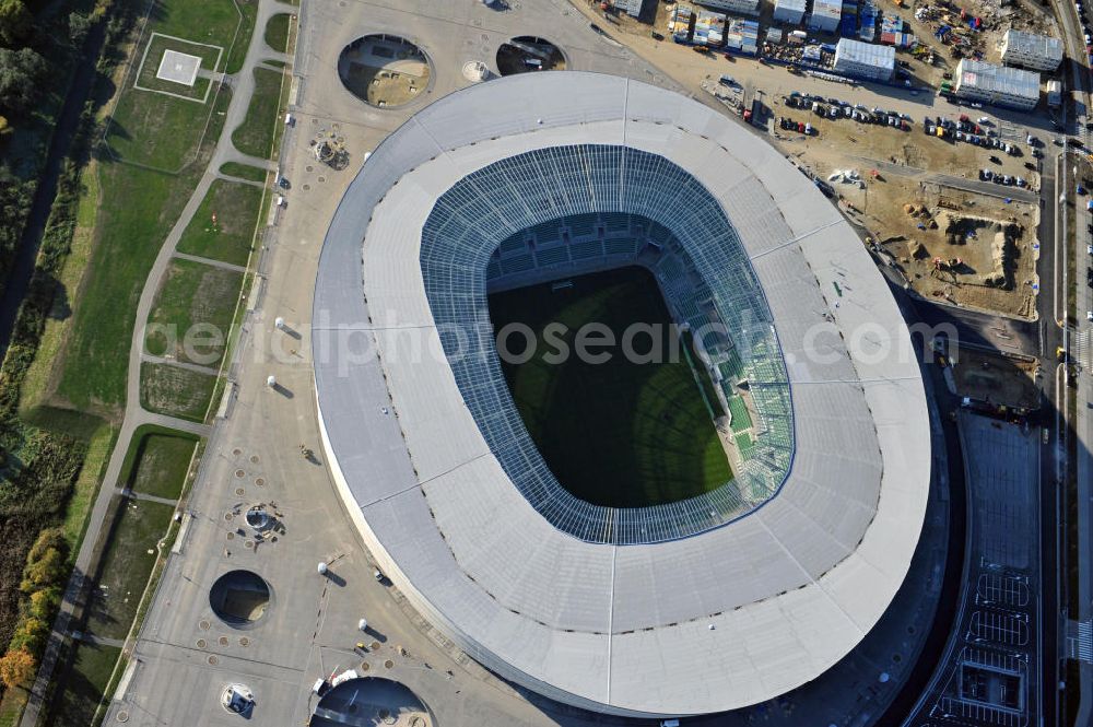 Wroclaw / Breslau from above - Das neu errichtete Stadion Miejski in Breslau, Niederschlesien in Polen. Das Fußballstadion ist ein Austragungsort der UEFA Fußball-Europameisterschaft EM 2012. Errichtet wurde der Stadion- Neubau durch das Bauunternehmen MAX Bögl nach Entwürfen des deutschen Architekturbüros JSK. The new built stadium Miejski in Wroclaw, Lower Silesia in Poland. The soccer stadium is a venue for the UEFA European Football Championship 2012. The stadium was built by the construction company Max Bögl designed by the German architects JSK.