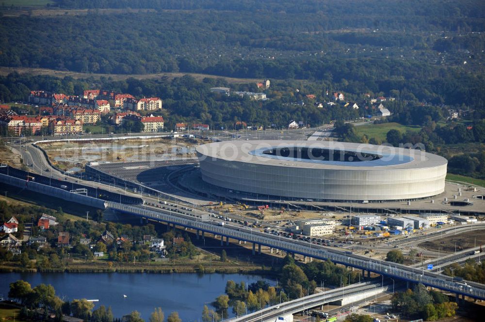 Wroclaw / Breslau from above - Das neu errichtete Stadion Miejski in Breslau, Niederschlesien in Polen. Das Fußballstadion ist ein Austragungsort der UEFA Fußball-Europameisterschaft EM 2012. Errichtet wurde der Stadion- Neubau durch das Bauunternehmen MAX Bögl nach Entwürfen des deutschen Architekturbüros JSK. The new built stadium Miejski in Wroclaw, Lower Silesia in Poland. The soccer stadium is a venue for the UEFA European Football Championship 2012. The stadium was built by the construction company Max Bögl designed by the German architects JSK.