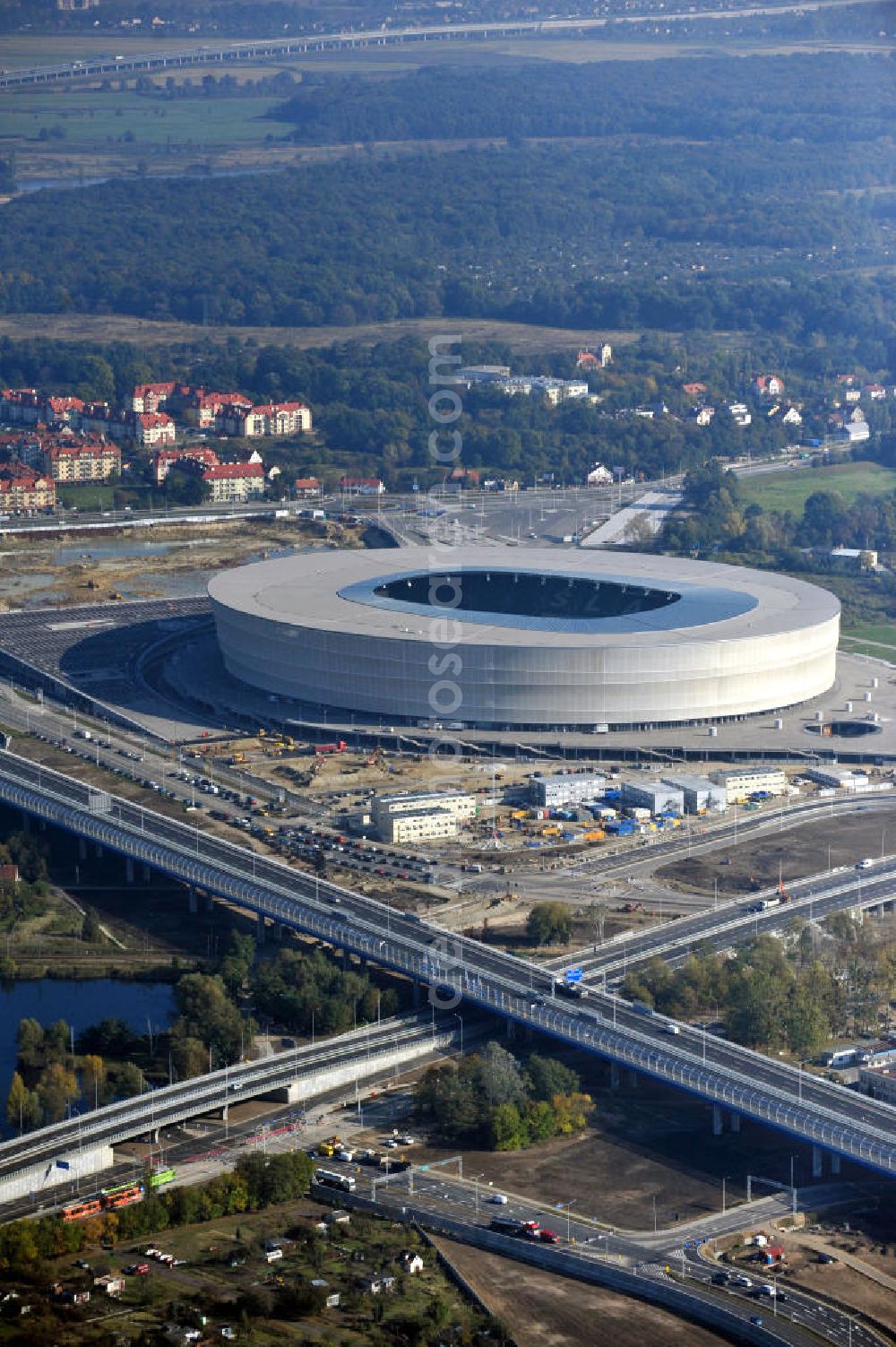 Wroclaw / Breslau from above - Das neu errichtete Stadion Miejski in Breslau, Niederschlesien in Polen. Das Fußballstadion ist ein Austragungsort der UEFA Fußball-Europameisterschaft EM 2012. Errichtet wurde der Stadion- Neubau durch das Bauunternehmen MAX Bögl nach Entwürfen des deutschen Architekturbüros JSK. The new built stadium Miejski in Wroclaw, Lower Silesia in Poland. The soccer stadium is a venue for the UEFA European Football Championship 2012. The stadium was built by the construction company Max Bögl designed by the German architects JSK.