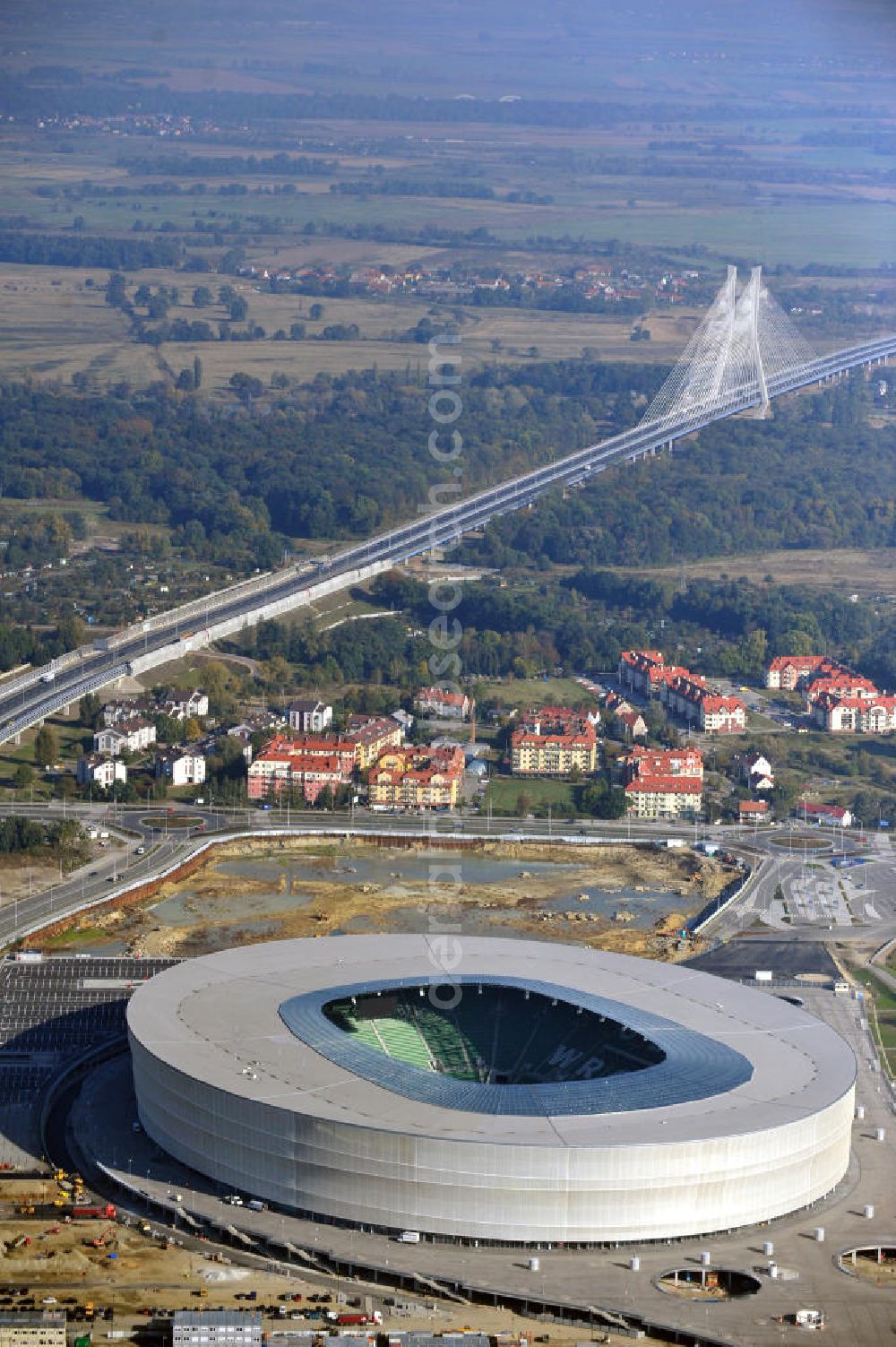 Wroclaw / Breslau from above - Das neu errichtete Stadion Miejski in Breslau, Niederschlesien in Polen. Das Fußballstadion ist ein Austragungsort der UEFA Fußball-Europameisterschaft EM 2012. Errichtet wurde der Stadion- Neubau durch das Bauunternehmen MAX Bögl nach Entwürfen des deutschen Architekturbüros JSK. The new built stadium Miejski in Wroclaw, Lower Silesia in Poland. The soccer stadium is a venue for the UEFA European Football Championship 2012. The stadium was built by the construction company Max Bögl designed by the German architects JSK.