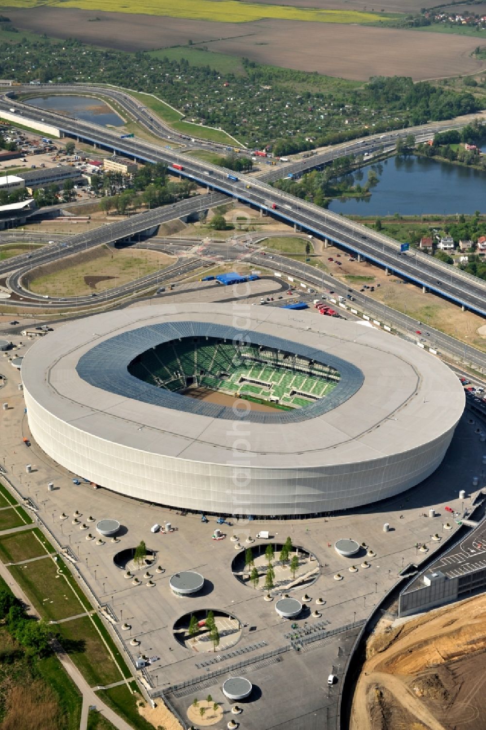 Wroclaw / Breslau from above - Blick auf das Stadion Miejski in Breslau, Niederschlesien in Polen. Das Fußballstadion ist ein Austragungsort der UEFA Fußball-Europameisterschaft EM 2012. Errichtet wurde der Stadion- Neubau durch das Bauunternehmen MAX Bögl nach Entwürfen des deutschen Architekturbüros JSK. The new built stadium Miejski in Wroclaw, Lower Silesia in Poland. The soccer stadium is a venue for the UEFA European Football Championship 2012. The stadium was built by the construction company Max Bögl designed by the German architects JSK.