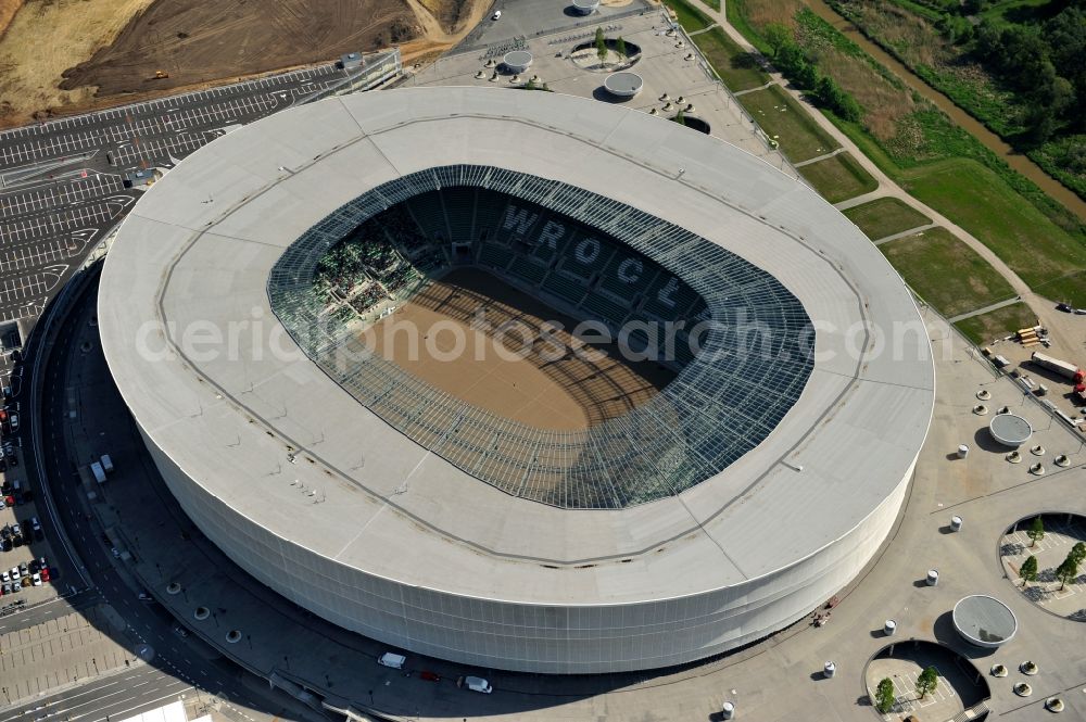 Wroclaw / Breslau from above - Blick auf das Stadion Miejski in Breslau, Niederschlesien in Polen. Das Fußballstadion ist ein Austragungsort der UEFA Fußball-Europameisterschaft EM 2012. Errichtet wurde der Stadion- Neubau durch das Bauunternehmen MAX Bögl nach Entwürfen des deutschen Architekturbüros JSK. The new built stadium Miejski in Wroclaw, Lower Silesia in Poland. The soccer stadium is a venue for the UEFA European Football Championship 2012. The stadium was built by the construction company Max Bögl designed by the German architects JSK.