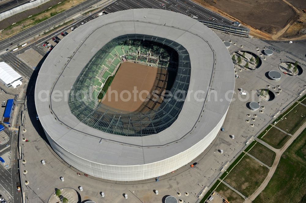 Wroclaw / Breslau from above - Blick auf das Stadion Miejski in Breslau, Niederschlesien in Polen. Das Fußballstadion ist ein Austragungsort der UEFA Fußball-Europameisterschaft EM 2012. Errichtet wurde der Stadion- Neubau durch das Bauunternehmen MAX Bögl nach Entwürfen des deutschen Architekturbüros JSK. The new built stadium Miejski in Wroclaw, Lower Silesia in Poland. The soccer stadium is a venue for the UEFA European Football Championship 2012. The stadium was built by the construction company Max Bögl designed by the German architects JSK.