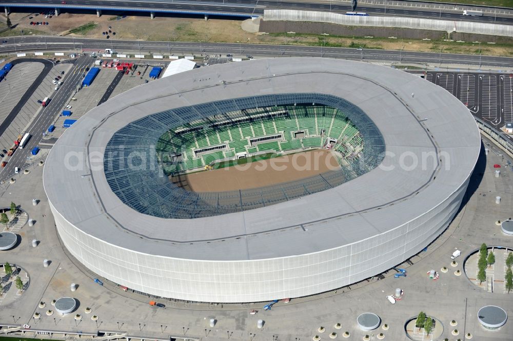 Wroclaw / Breslau from above - Blick auf das Stadion Miejski in Breslau, Niederschlesien in Polen. Das Fußballstadion ist ein Austragungsort der UEFA Fußball-Europameisterschaft EM 2012. Errichtet wurde der Stadion- Neubau durch das Bauunternehmen MAX Bögl nach Entwürfen des deutschen Architekturbüros JSK. The new built stadium Miejski in Wroclaw, Lower Silesia in Poland. The soccer stadium is a venue for the UEFA European Football Championship 2012. The stadium was built by the construction company Max Bögl designed by the German architects JSK.