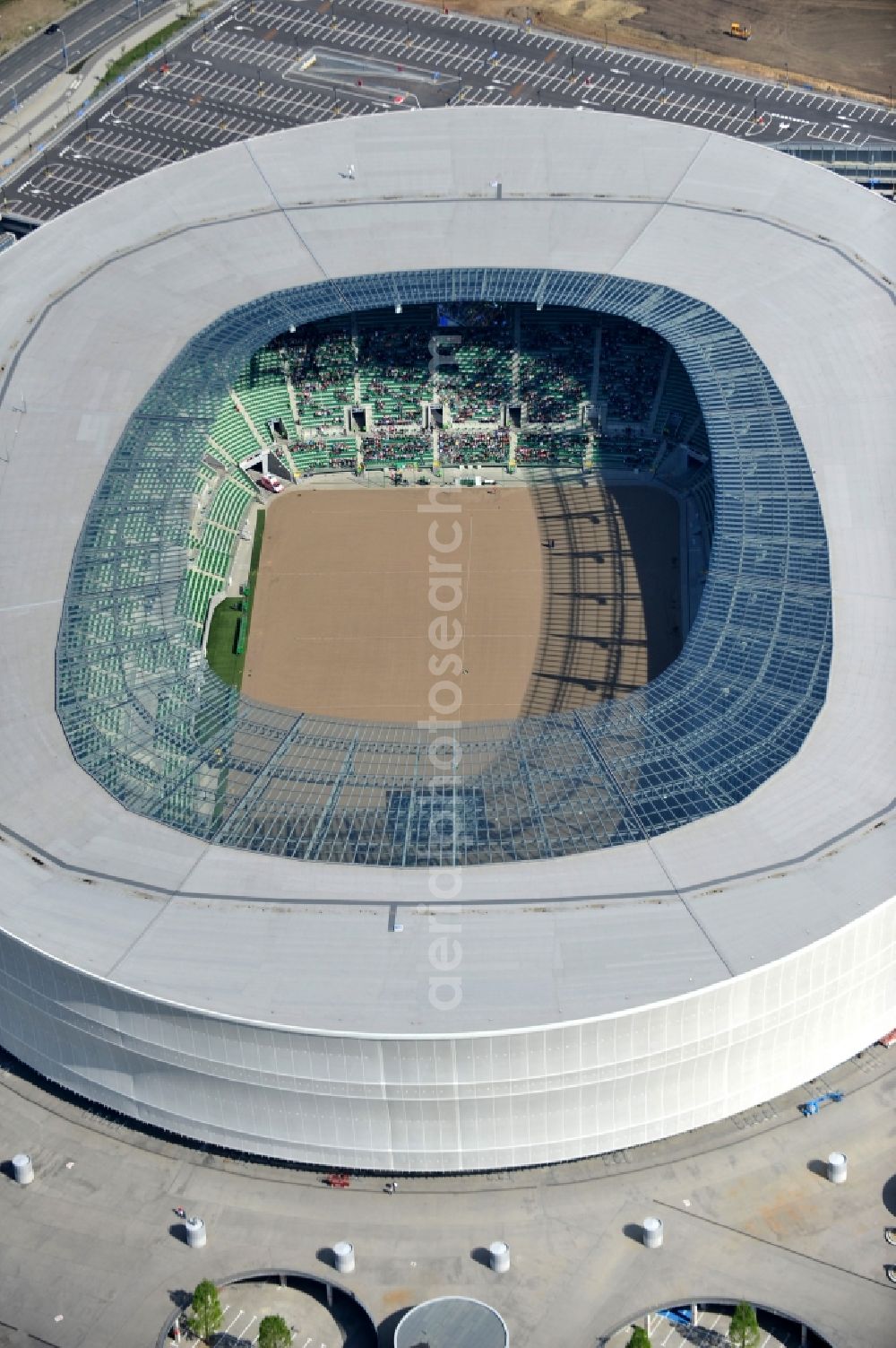 Wroclaw / Breslau from above - Blick auf das Stadion Miejski in Breslau, Niederschlesien in Polen. Das Fußballstadion ist ein Austragungsort der UEFA Fußball-Europameisterschaft EM 2012. Errichtet wurde der Stadion- Neubau durch das Bauunternehmen MAX Bögl nach Entwürfen des deutschen Architekturbüros JSK. The new built stadium Miejski in Wroclaw, Lower Silesia in Poland. The soccer stadium is a venue for the UEFA European Football Championship 2012. The stadium was built by the construction company Max Bögl designed by the German architects JSK.