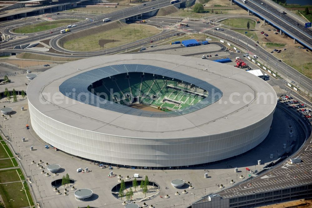 Wroclaw / Breslau from above - Blick auf das Stadion Miejski in Breslau, Niederschlesien in Polen. Das Fußballstadion ist ein Austragungsort der UEFA Fußball-Europameisterschaft EM 2012. Errichtet wurde der Stadion- Neubau durch das Bauunternehmen MAX Bögl nach Entwürfen des deutschen Architekturbüros JSK. The new built stadium Miejski in Wroclaw, Lower Silesia in Poland. The soccer stadium is a venue for the UEFA European Football Championship 2012. The stadium was built by the construction company Max Bögl designed by the German architects JSK.