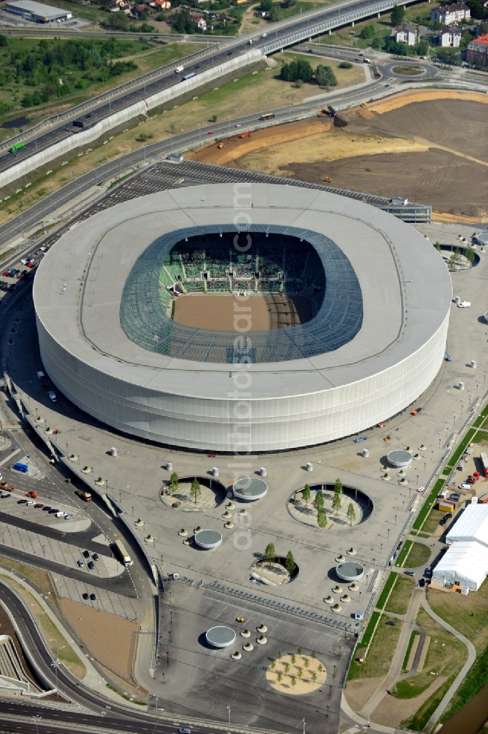 Wroclaw / Breslau from above - Blick auf das Stadion Miejski in Breslau, Niederschlesien in Polen. Das Fußballstadion ist ein Austragungsort der UEFA Fußball-Europameisterschaft EM 2012. Errichtet wurde der Stadion- Neubau durch das Bauunternehmen MAX Bögl nach Entwürfen des deutschen Architekturbüros JSK. The new built stadium Miejski in Wroclaw, Lower Silesia in Poland. The soccer stadium is a venue for the UEFA European Football Championship 2012. The stadium was built by the construction company Max Bögl designed by the German architects JSK.