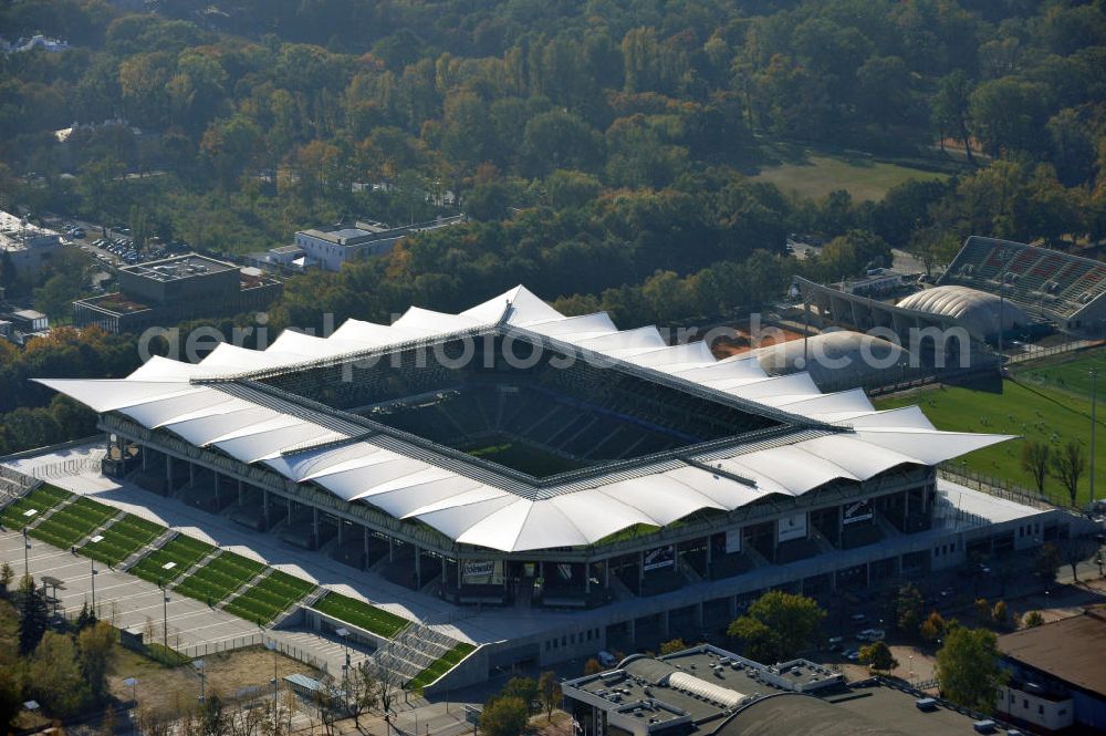 Aerial photograph Warschau / Warszawa / Warsaw - Die Pepsi Arena, vormals: Stadion Wojska Polskiego, deutsch Stadion der Polnischen Armee, in Warschau ist das Fußballstadion des polnischen Vereins Legia Warschau. Der Eigentümer des Stadions ist die Stadt Warschau. Am 19. Juli 2011 vereinbarte der Verein mit der polnischen Abteilung des Softdrink-Herstellers Pepsi einen Sponsorenvertrag über das Namensrecht. The soccer / football stadium Pepsi Arena in Warsaw.